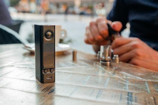 Pregled i najbolji savjeti kako odabrati elektronski punjac cigareta za sigurnost i dugotrajno punjenje